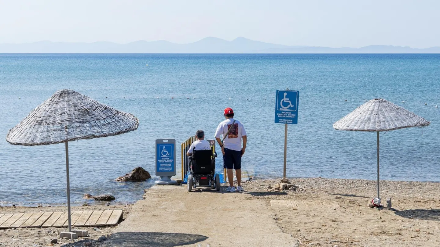 İzmir’de Engelsiz Yaz: Özel Araçlarla Denize Ulaşıp Özgürlüğe Kulaç Attılar