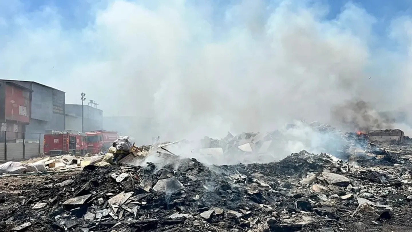 İzmir Buca'da yangın kabusu bitmiyor! Sanayinin dibindeki çöplük yine alevlere teslim