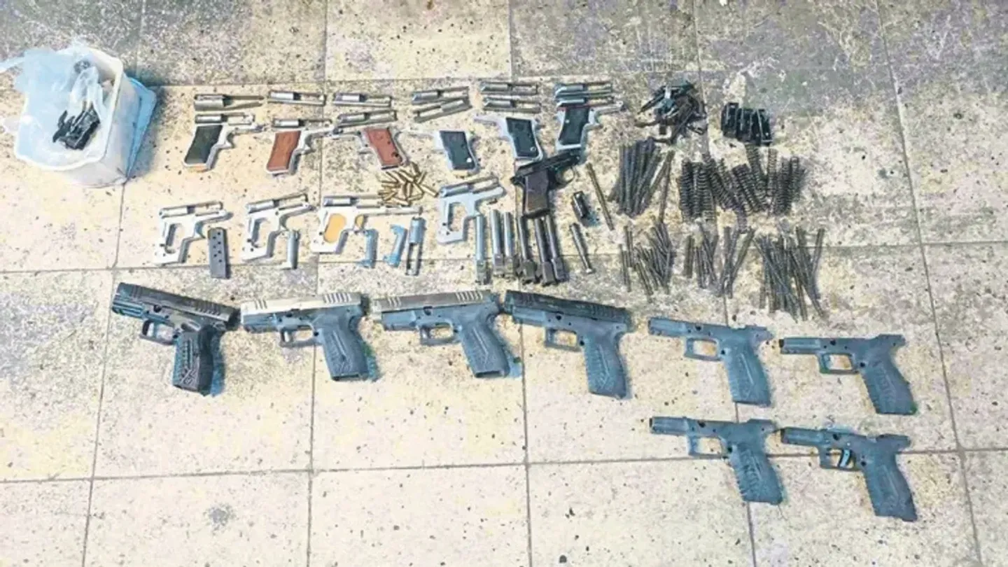 İzmir ve Manisa’da silah şebekesine operasyon: 13 gözaltı, 100 tabanca ele geçirildi