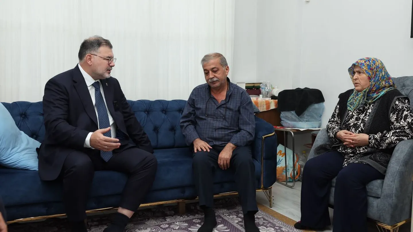 30 Ekim Depreminin 6’ncı Yılında Dikkat Çeken Ziyaret! Saygılı Depremzede Ailelerle Buluştu