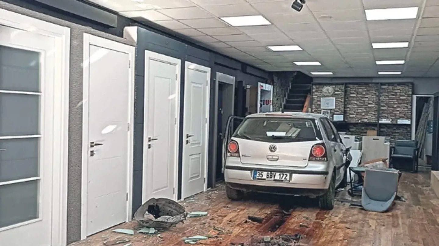 İzmir’de Otomobil Dükkâna Daldı! Refüjü Aşıp İş Yerinin Camlarını Kırdı
