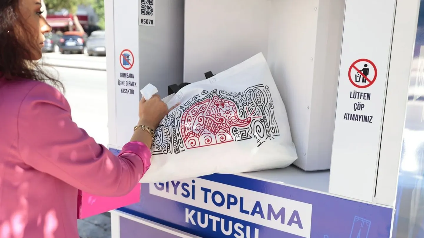 Konak Belediyesi'nden geri dönüşüm hamlesi! Giysi toplama kutuları kent genelinde yerleştiriliyor