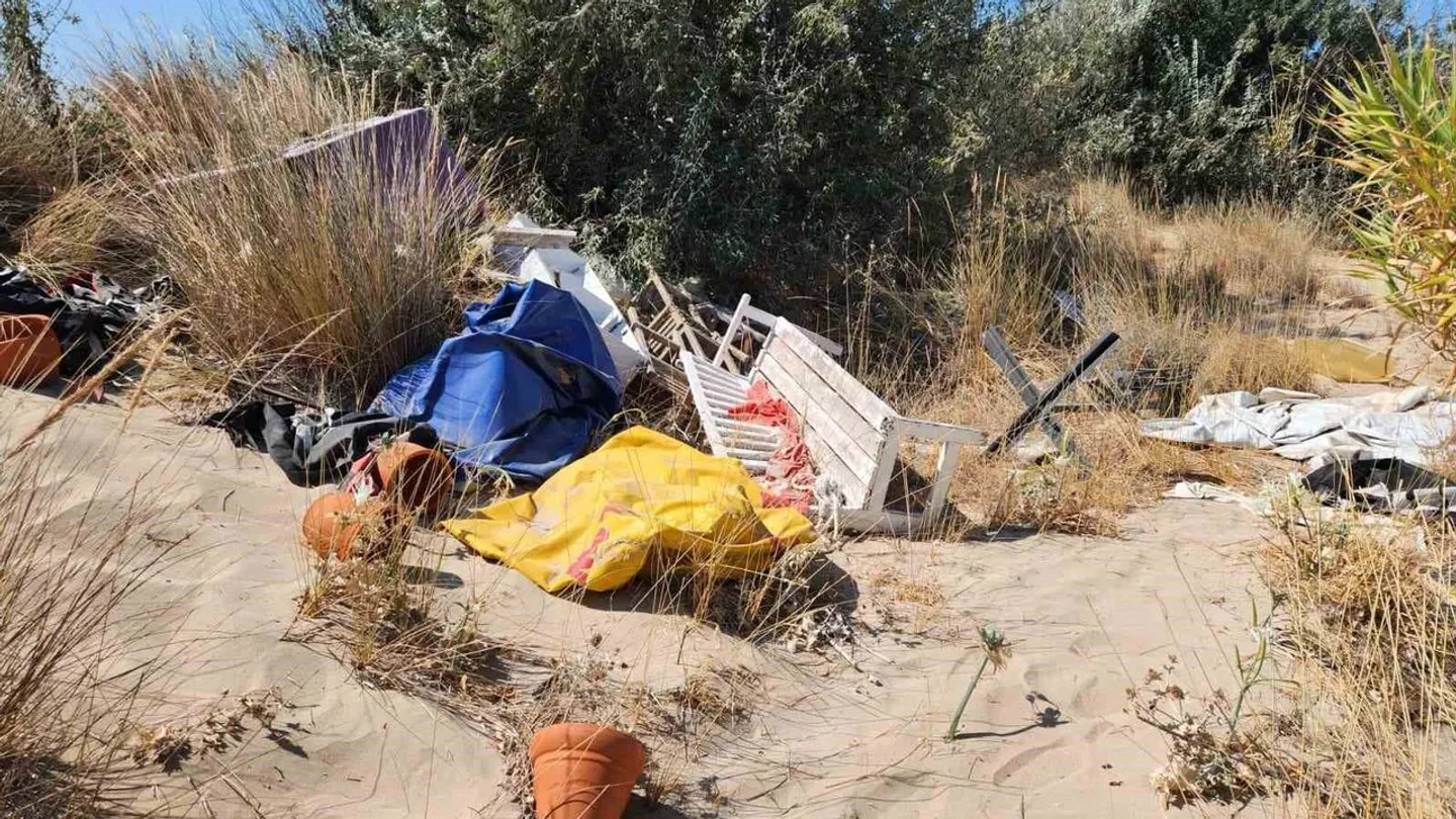 Çeşme Altınkum’da Tepki Çeken Görüntü: Kum Zambaklarının Yanı Çöplüğe Döndü