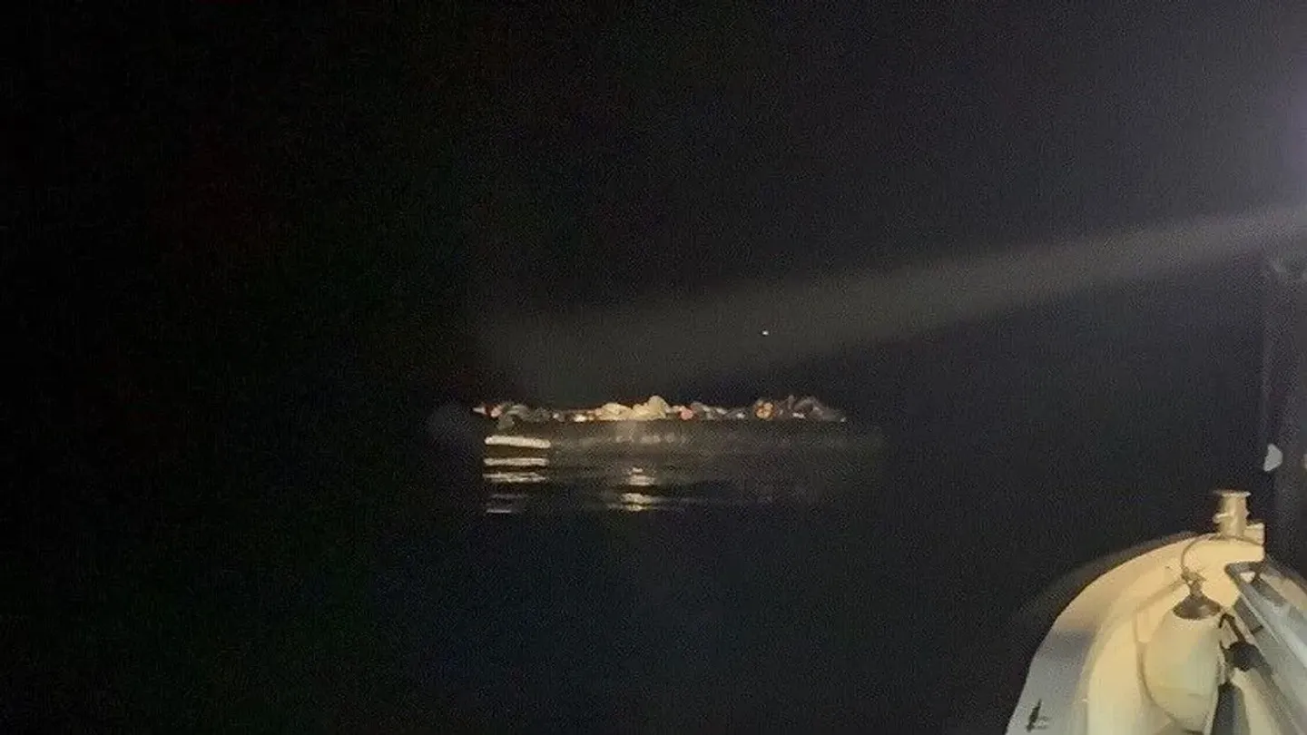 İzmir Açıklarında Hareketli Gece: 55 Düzensiz Göçmen ve 4 Şüpheli Yakalandı