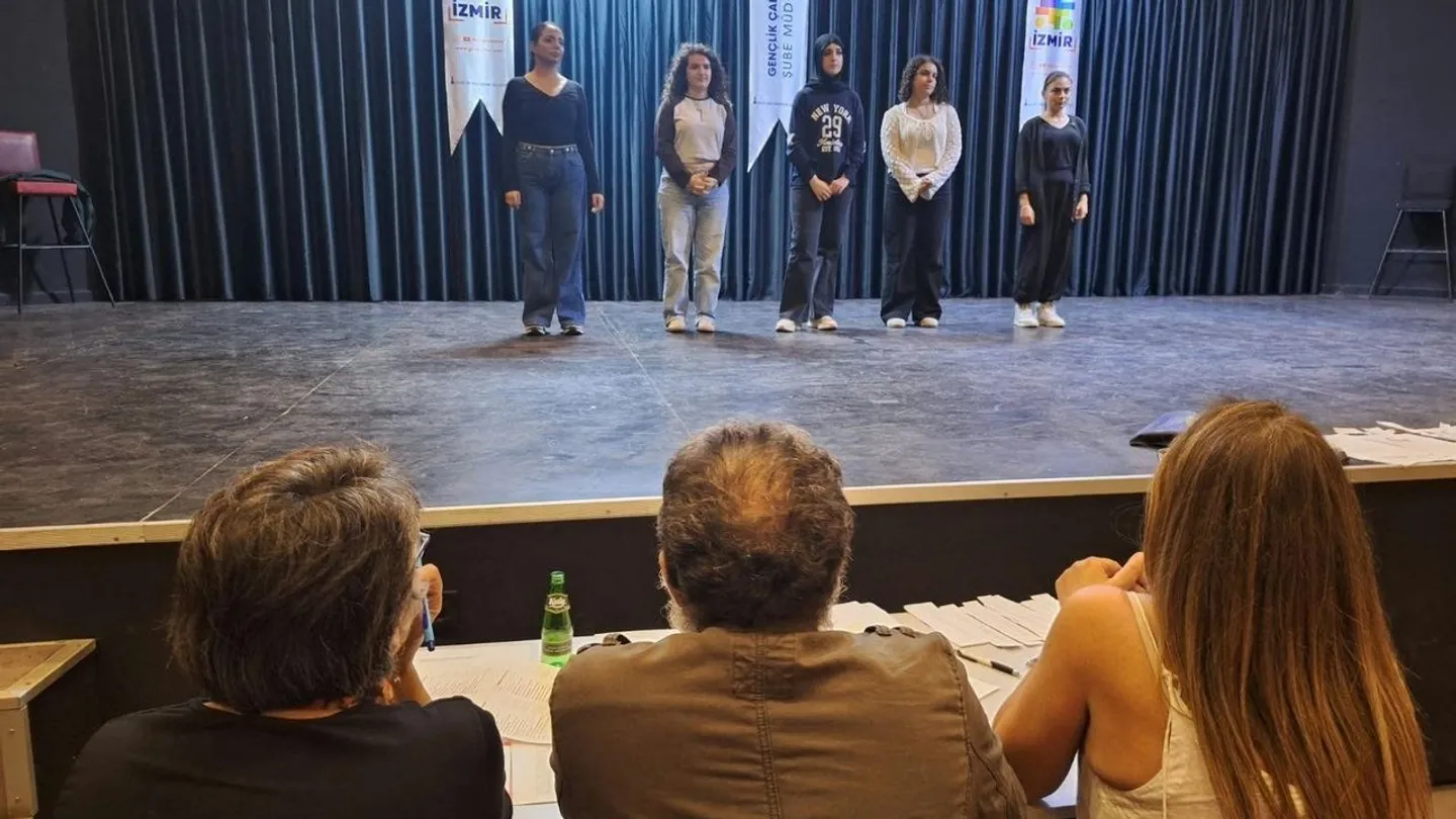 İzmir’de Gençlerin Tiyatro Heyecanı! 250 Aday Sahneye Çıkmak İçin Yarıştı