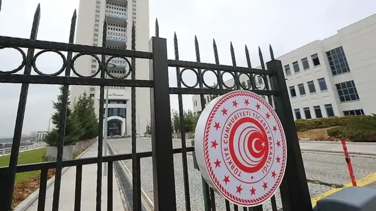 İzmir'de kaçak fabrikada vurgun! 125,4 milyon TL'lik eşya ele geçirildi...