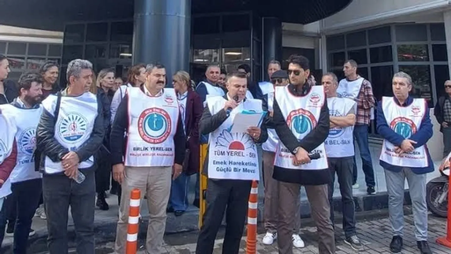Balçova Belediyesi’nde Memurlardan Şarkılı Eylem! 7 Aydır Sözleşme, 2 Aydır Ödeme Bekliyorlar
