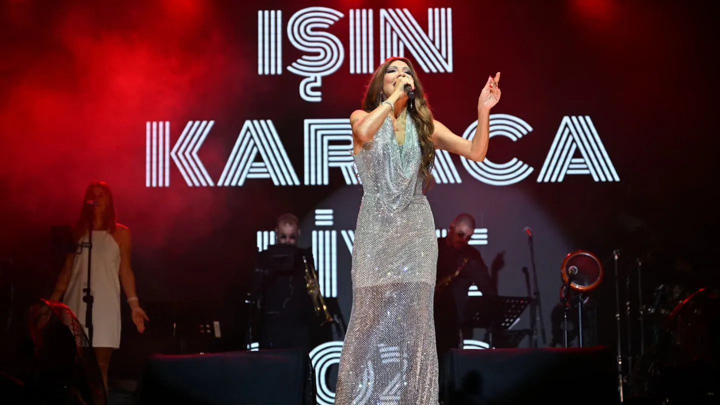 Gördes’te kurtuluş coşkusu Işın Karaca ile zirve yaptı: Meydan şarkılarla inledi