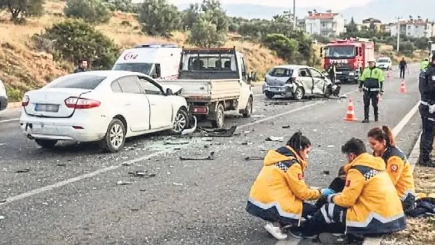 İzmir Menderes’te Zincirleme Kaza! Üç Otomobil Çarpıştı, 7 Yaralı