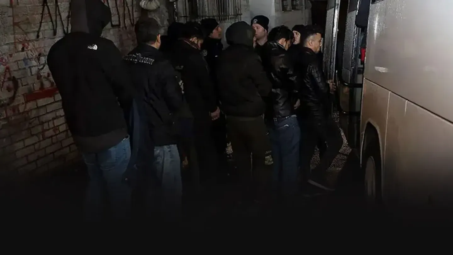 Çeşme’de Düzensiz Göçmen Operasyonu: 10’u Çocuk 22 Kişi Yakalandı