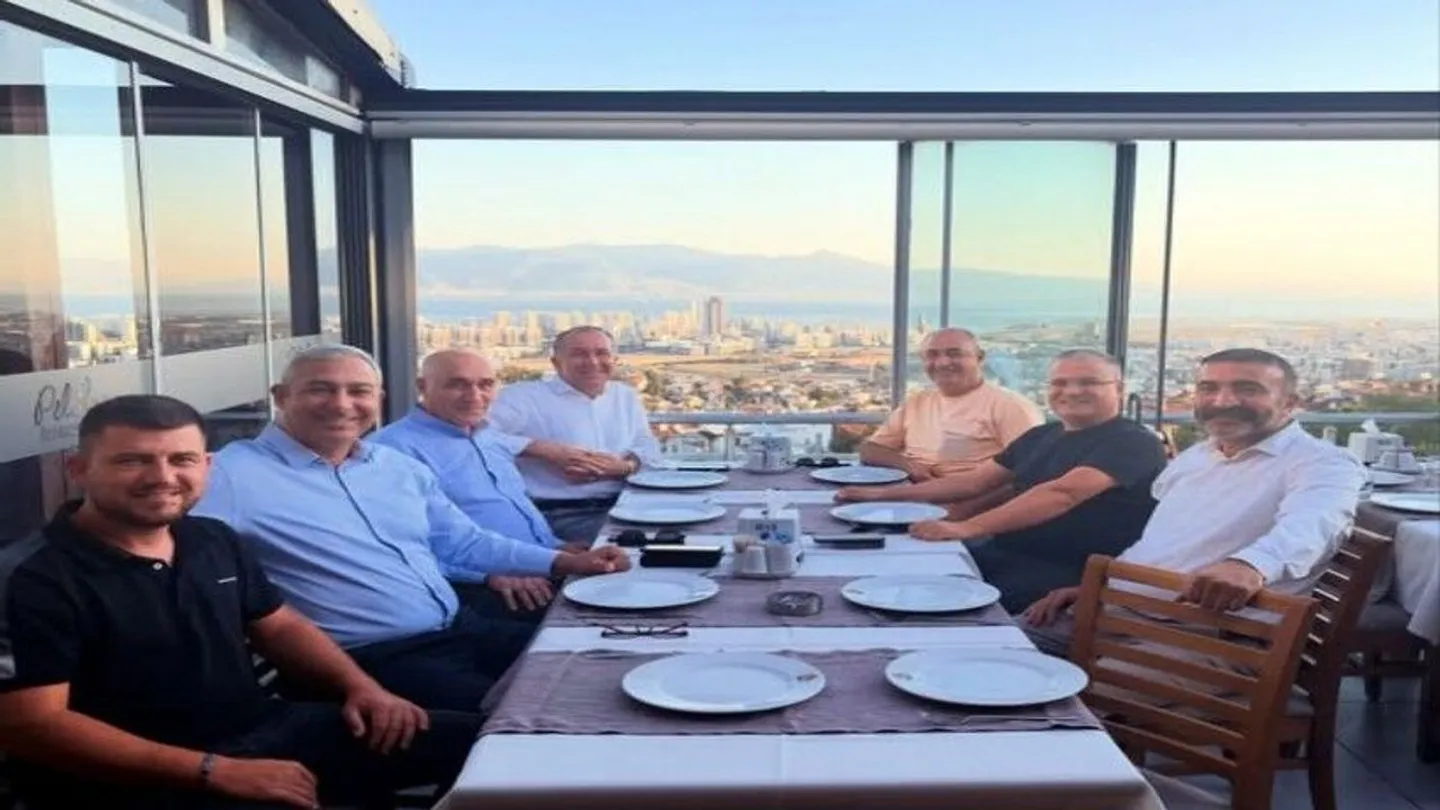 İzmir CHP’de kritik buluşma! İlçe başkanlarından “yeni parti” mesajı