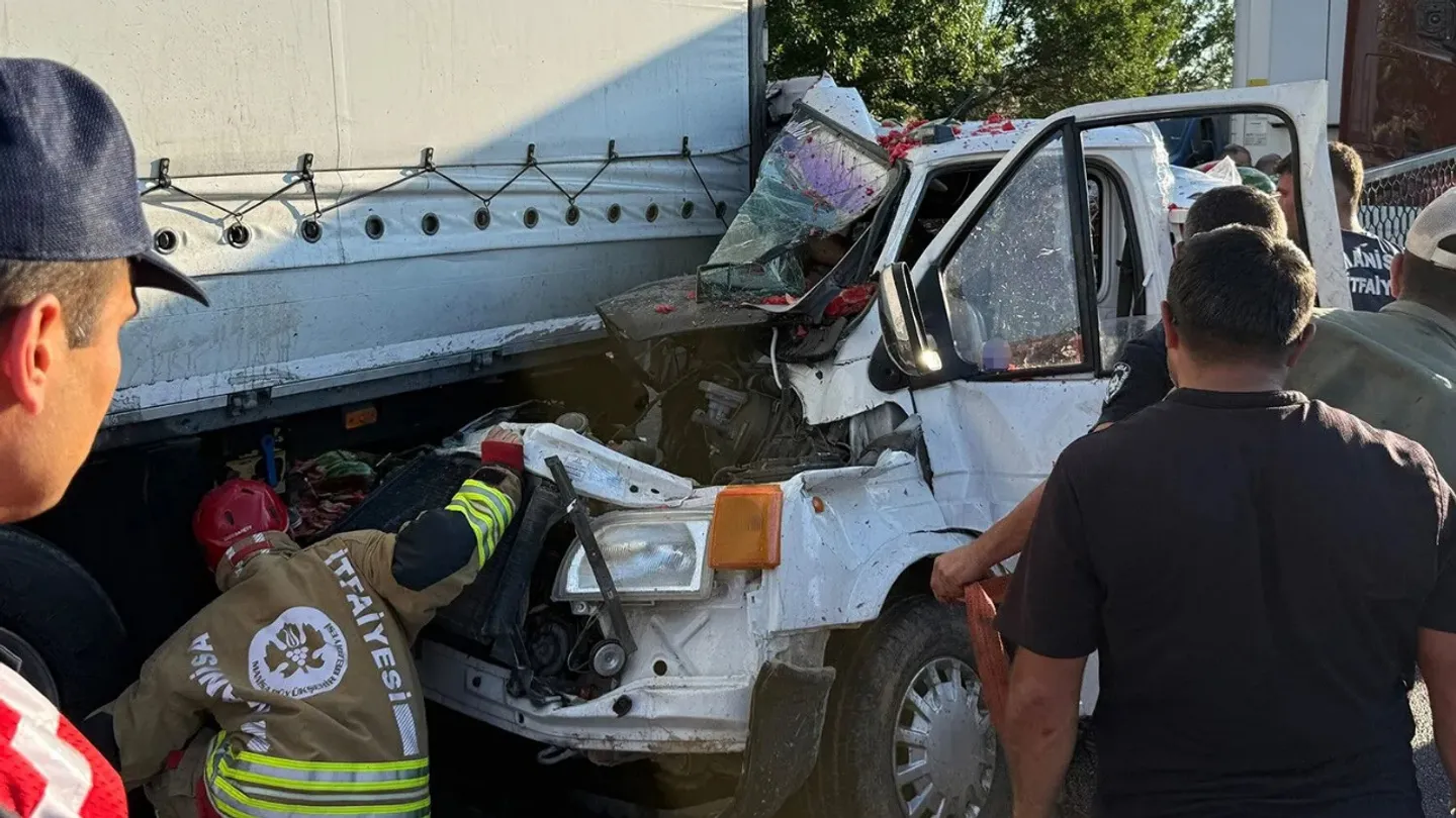 İzmir yolunda meyve yüklü kamyonet TIR'a çarptı: 1’i ağır 2 yaralı