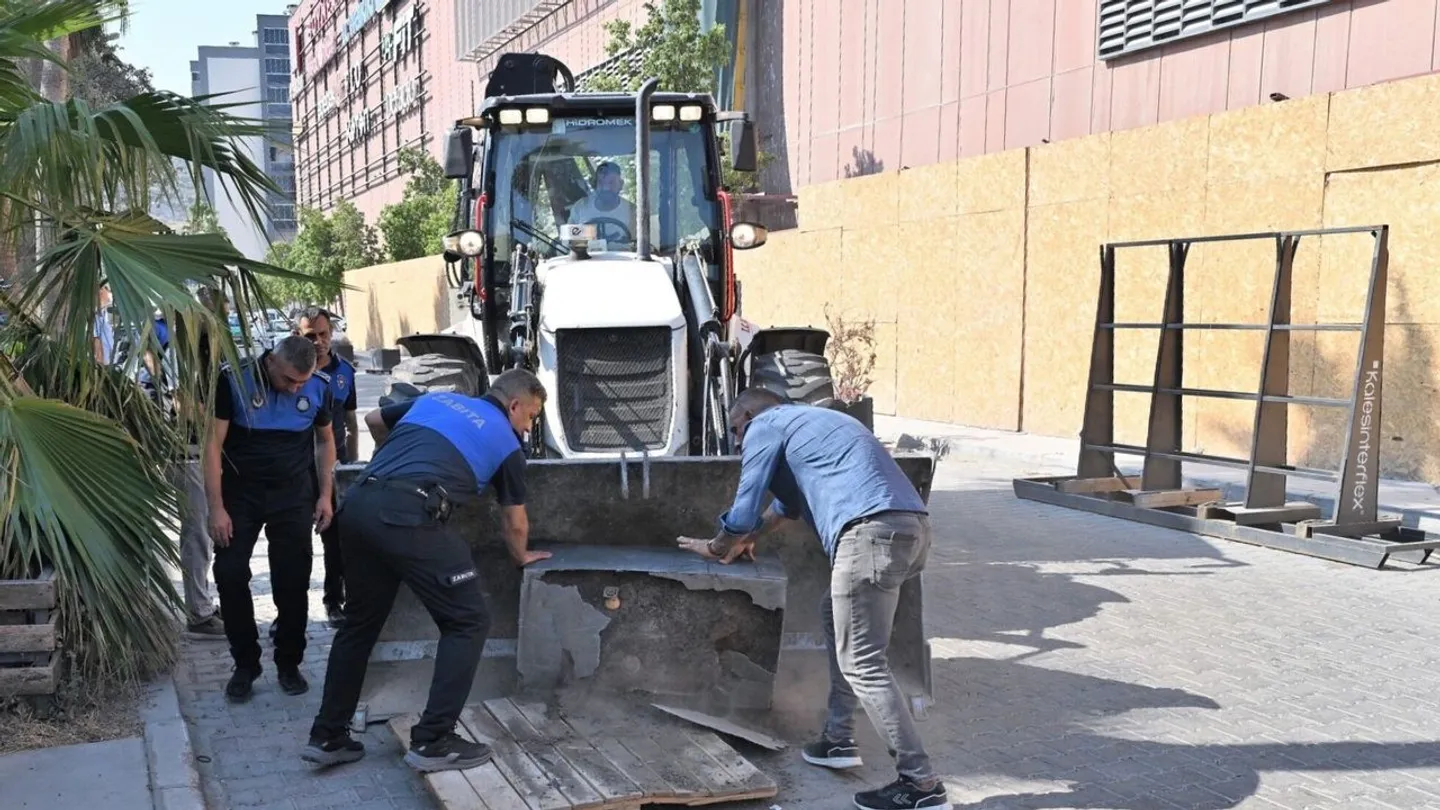 Bornova’da kamusal alan seferberliği: Kaldırım işgallerine ve kaçak moloza geçit yok