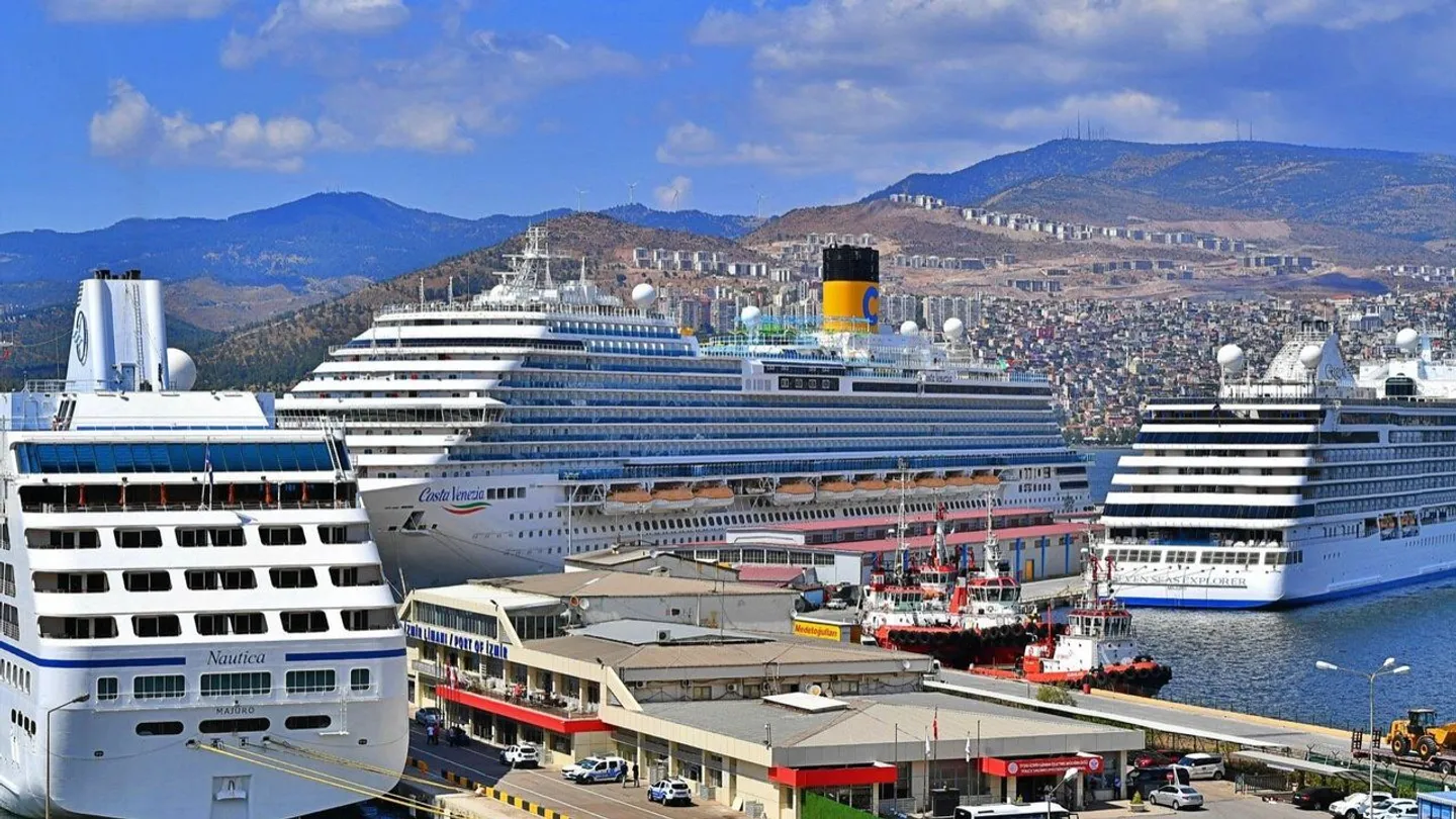 İzmir kruvaziyer turizminde rekor artış! 75 bin 614 yolcu kenti ziyaret etti