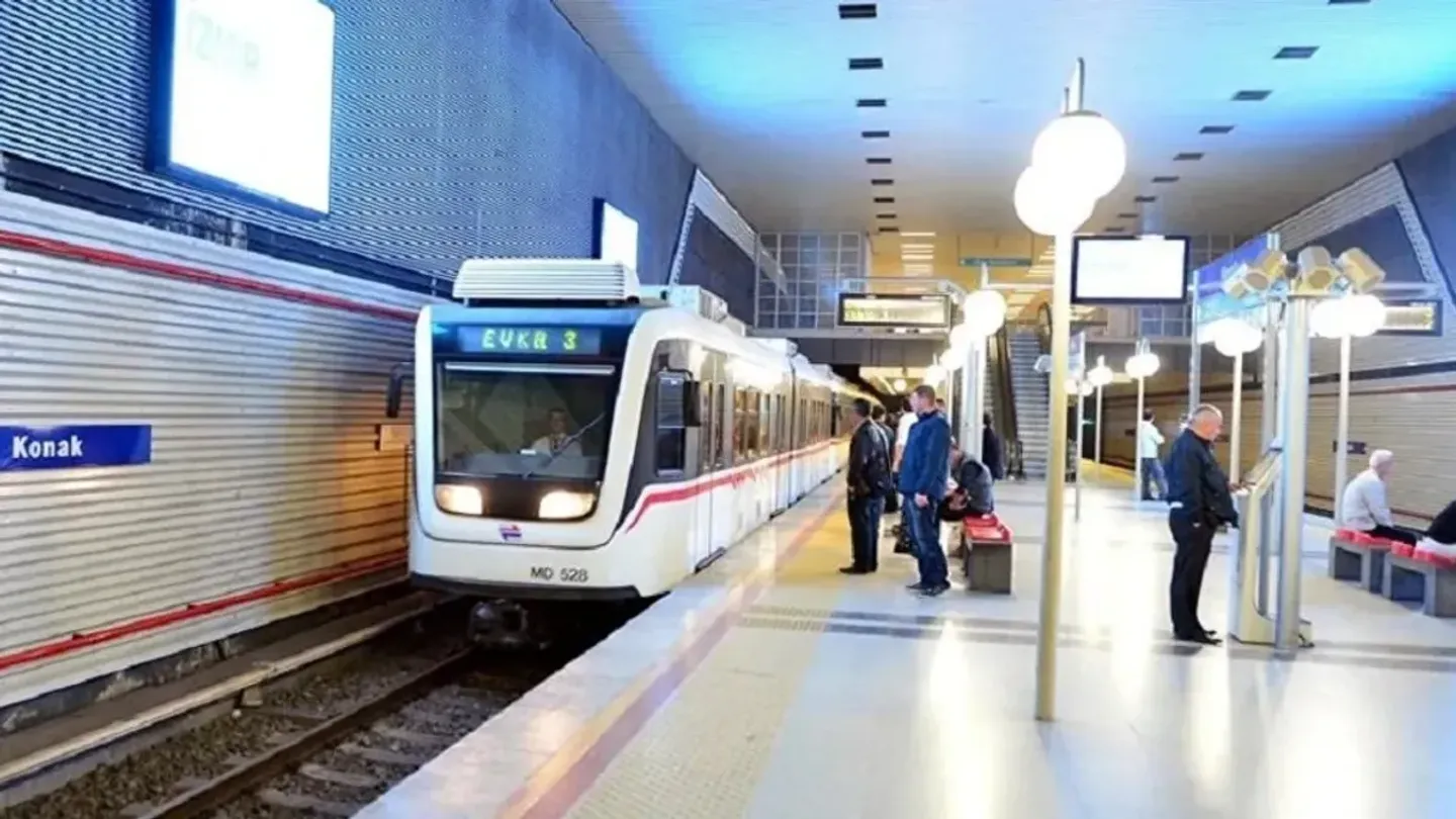 İzmir Metro’da Arıza Paniği! Yolcular Raylara İndi, Seferler Normale Döndü
