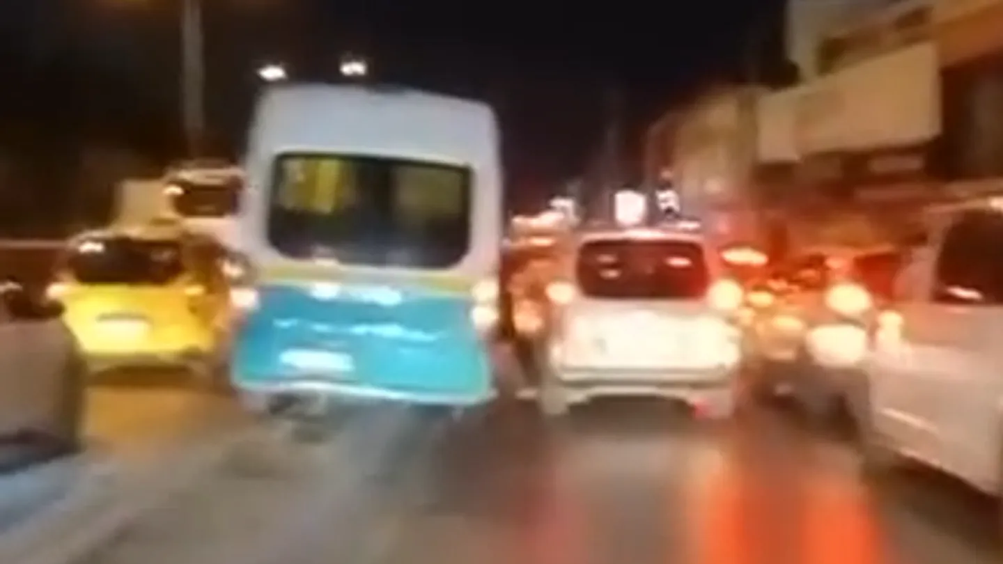 İzmir’de dolmuş sürücüsünden tehlikeli manevra! Orta refüj iddiası tepki çekti