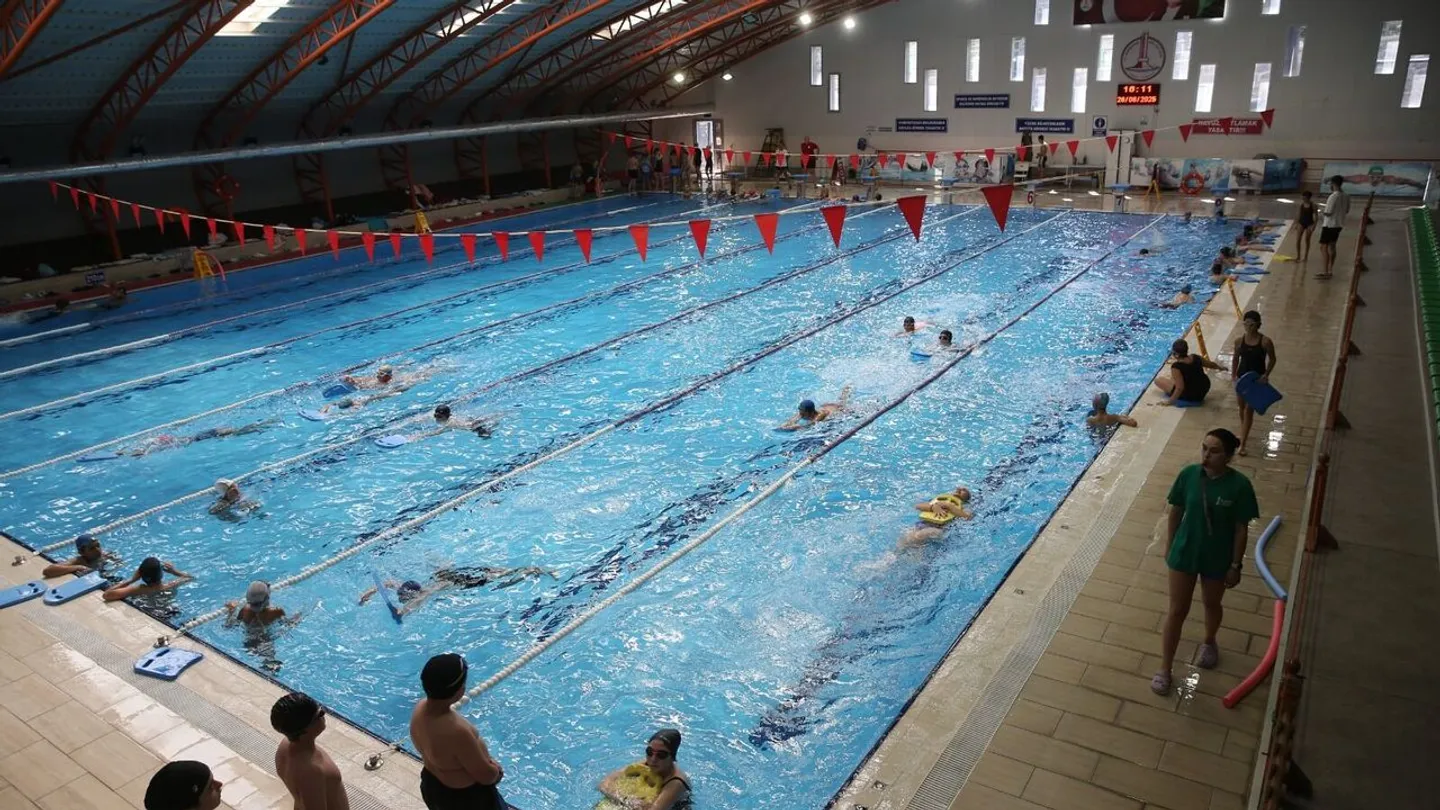 Karşıyaka Belediyesi'nin yüzme havuzu yazın ilgi odağı oldu