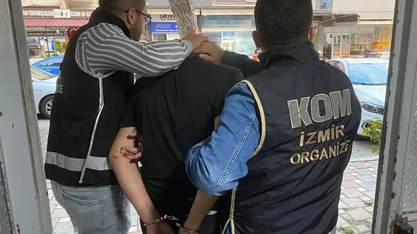 İzmir’de 19 yıl 9 ay hapis cezasıyla aranan firari yakalandı