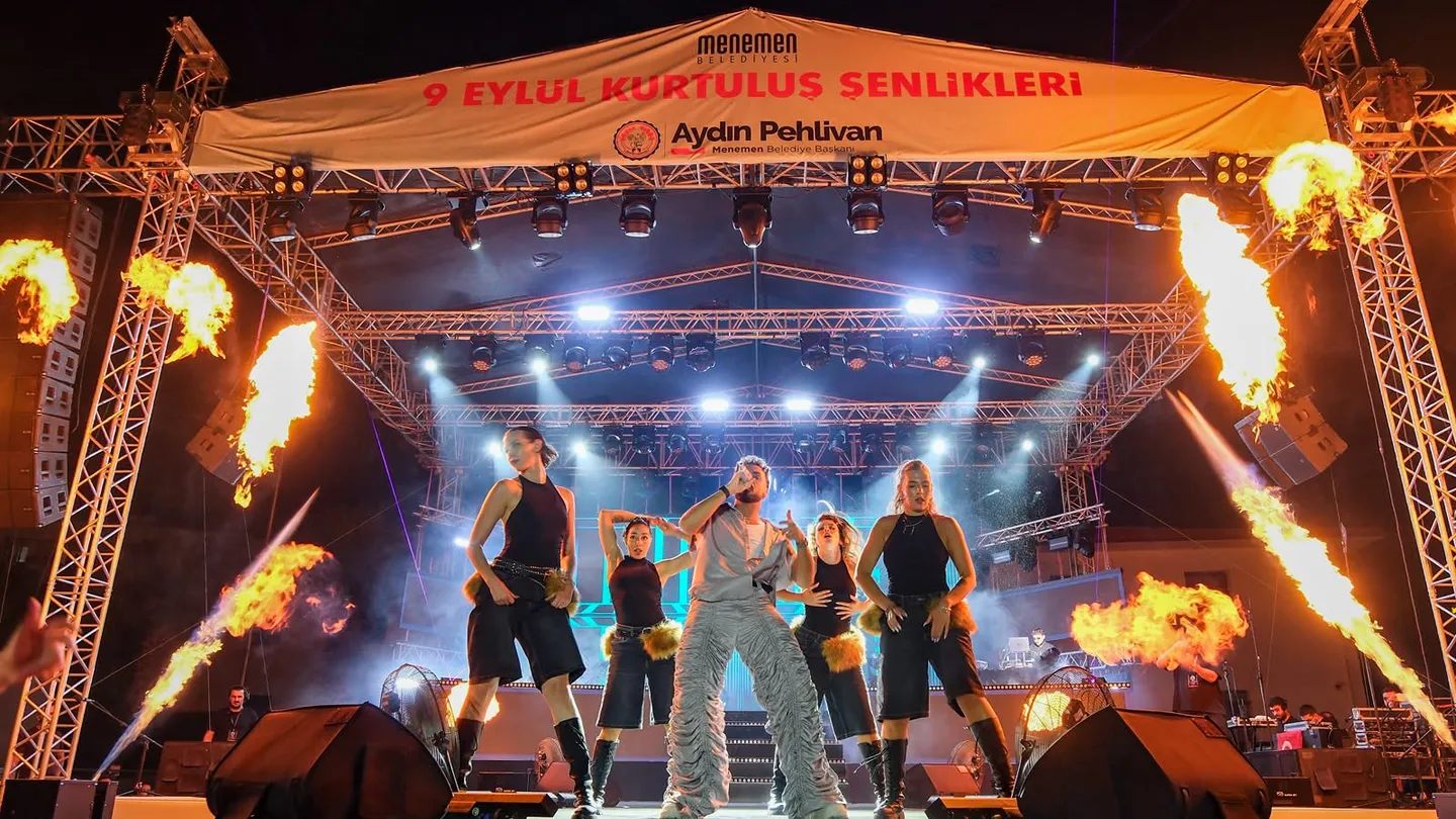 Menemen’de 104. yıl coşkusu zirve yaptı: On binler Sefo ile tek yürek oldu