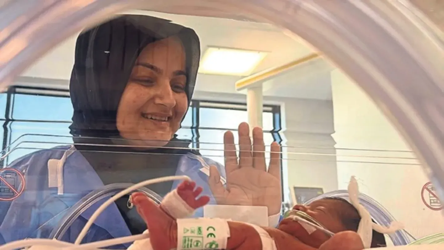 Ayrık omurgalı bebeğe mucize dokunuş