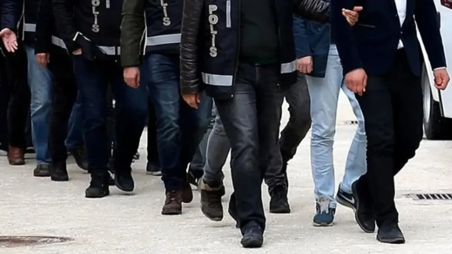 İzmir’de şafak operasyonu: 78 adrese baskın, 184 kişi yakalandı