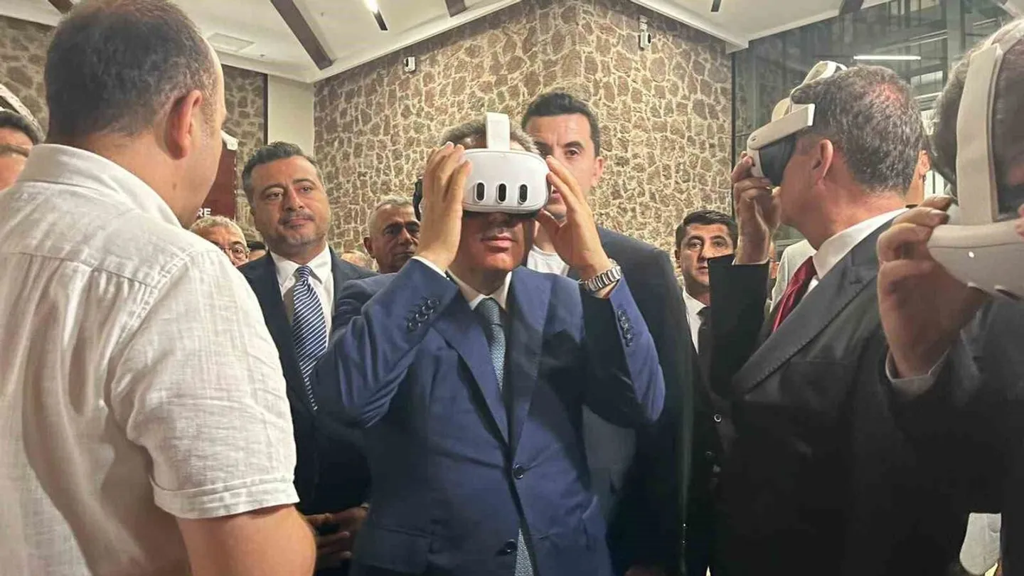 İzmir'de 15 Temmuz Dijital Deneyim Merkezi açıldı! Demokrasi mücadelesi VR teknolojisiyle anlatılıyor