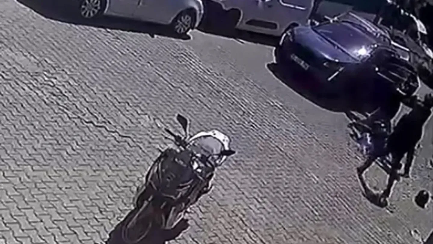 İzmir'de trafik magandasına ağır fatura! Para ve aracından olurken ehliyetine de el konuldu!