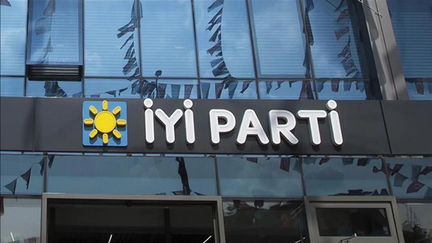 İYİ Parti Selçuk’ta yeni dönem: Ziya Tüccar ilçe başkanı oldu