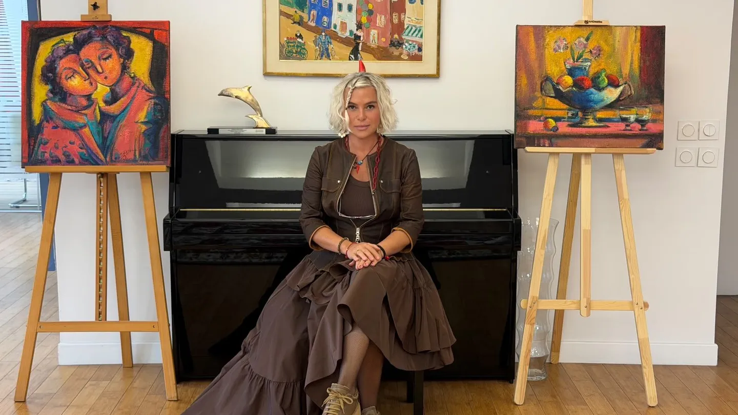 İzmirli Ressam Pınar Karaman Paris’te! Cumhuriyet’in 103. Yılına Sanatla İmza Attı