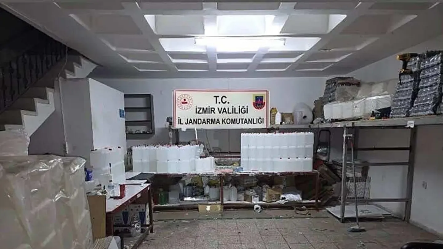 İzmir'de kaçak alkol ve tütün operasyonu: 14 şüpheli yakalandı!