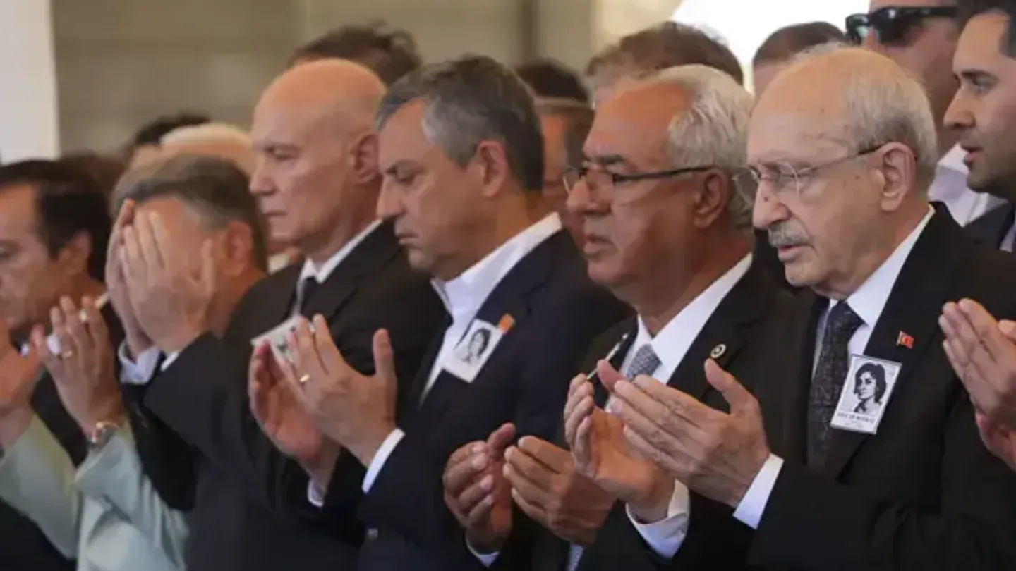CHP'de ipler geriliyor: "1 parti, 2 genel başkan" tartışması