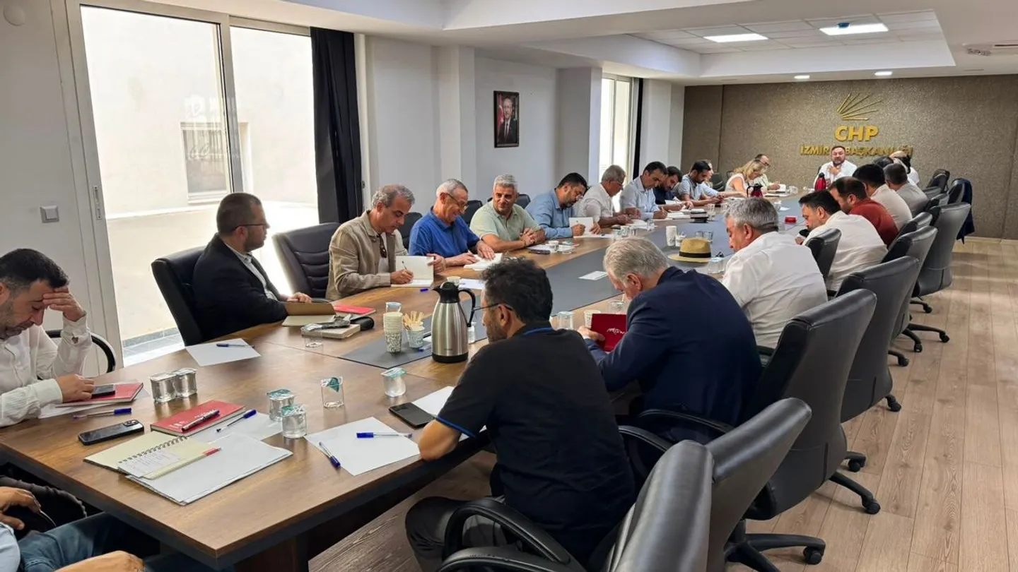 CHP İzmir’de kritik değişim: 2 ilçe yönetimi görevden alındı, 4 yeni başkan atandı