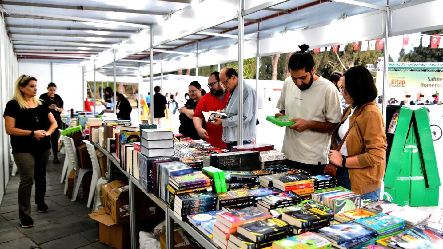 Bornova’da kitap şöleni başlıyor: 790 bin kitap, 440 yazar Büyükpark’ta buluşacak