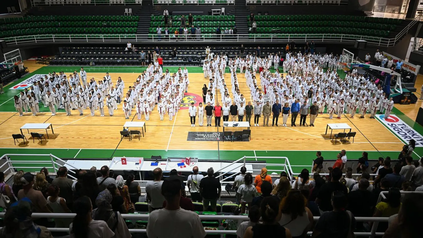 Bornova'da 600 taekwondo sporcusu buluştu