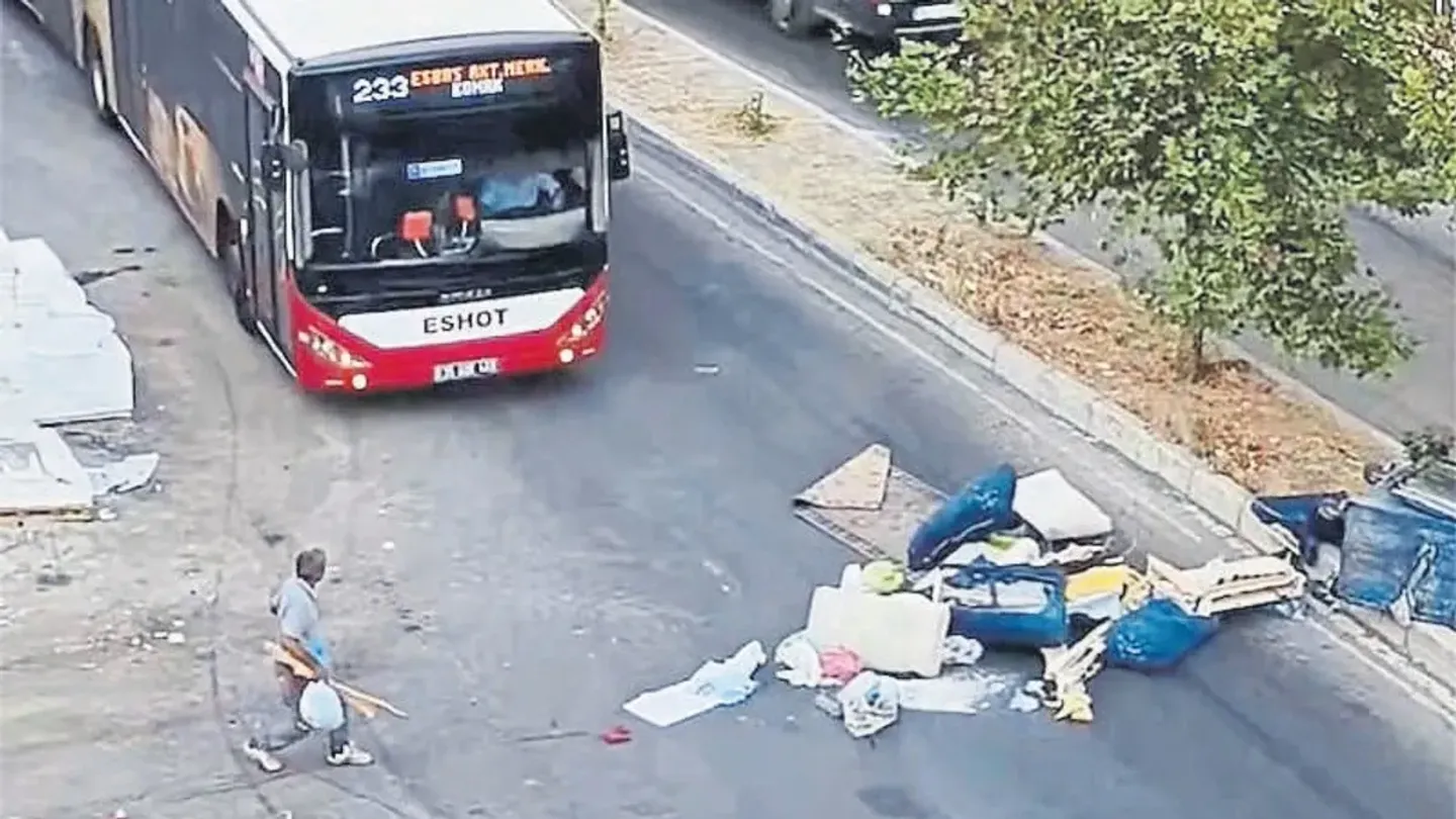 Buca’da Çöp İsyanı Büyüyor: Biriken Çöpler Cadde Ortasına Taşındı
