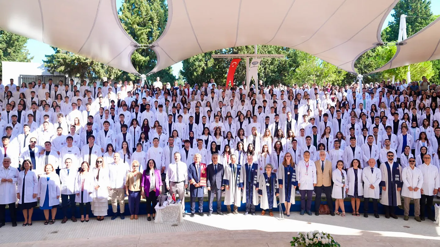 Ege Tıp’ta beyaz önlük heyecanı: Geleceğin hekimleri ilk adımı attı