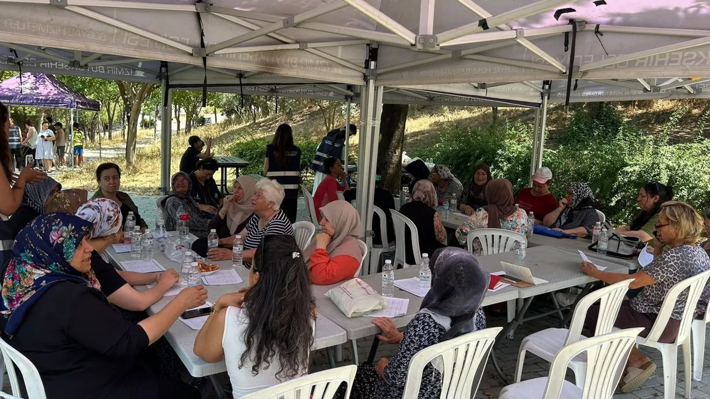 İzmir'de "Mahallede Söz Sende" buluşmaları Konak'ta devam ediyor