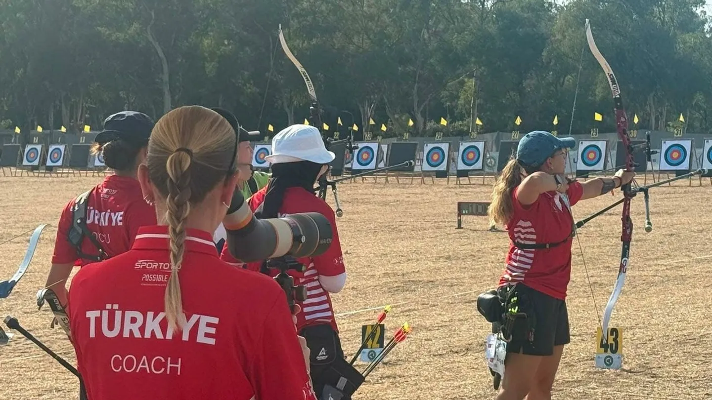 İzmirli Millî Okçu Dünya Yenihayat Avrupa’yı Fethetti: 2 Altın, 1 Gümüş Madalya!