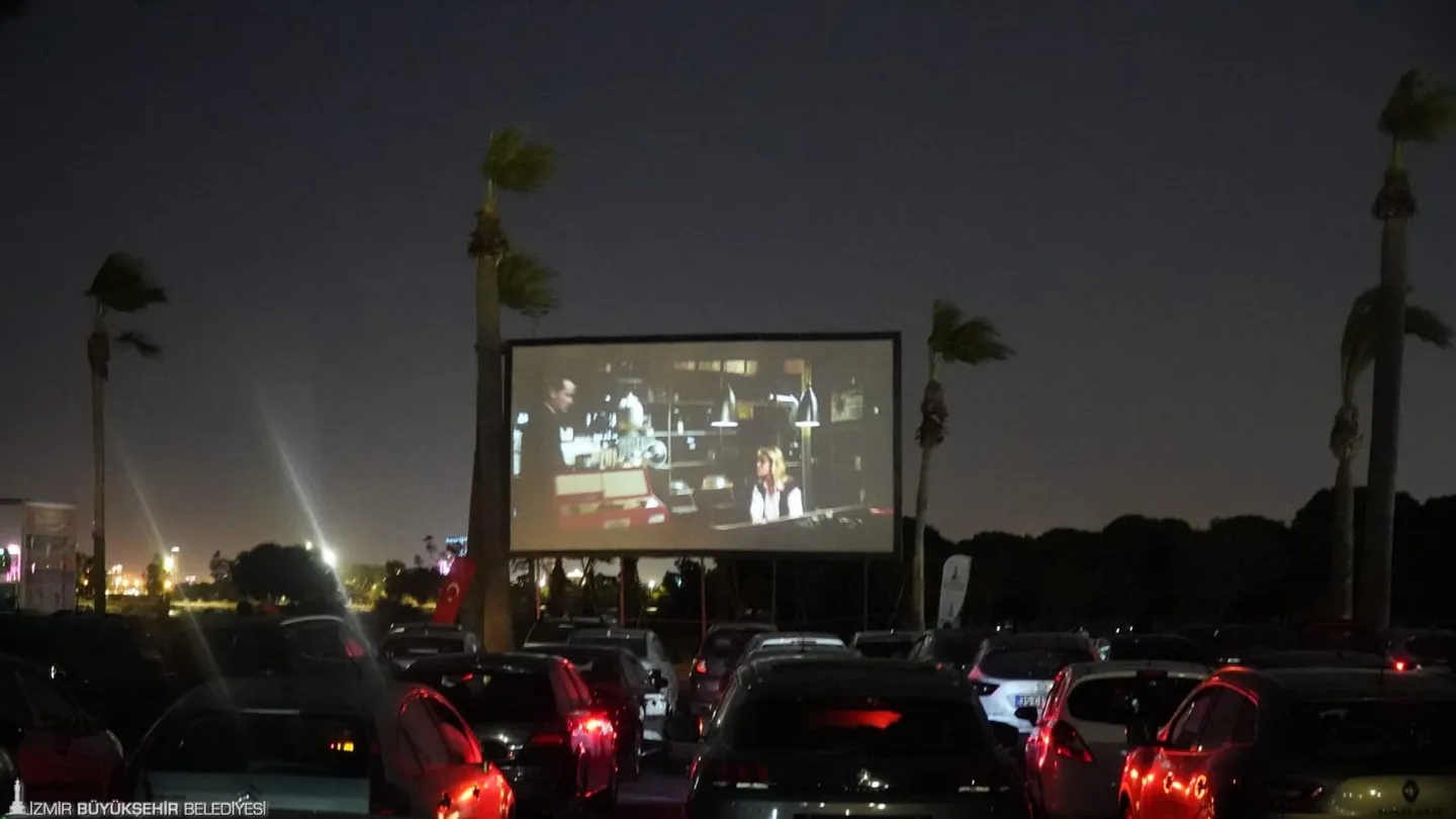 İzmir’de nostalji yeniden perdeye taşınıyor: Arabada sinema keyfi başlıyor