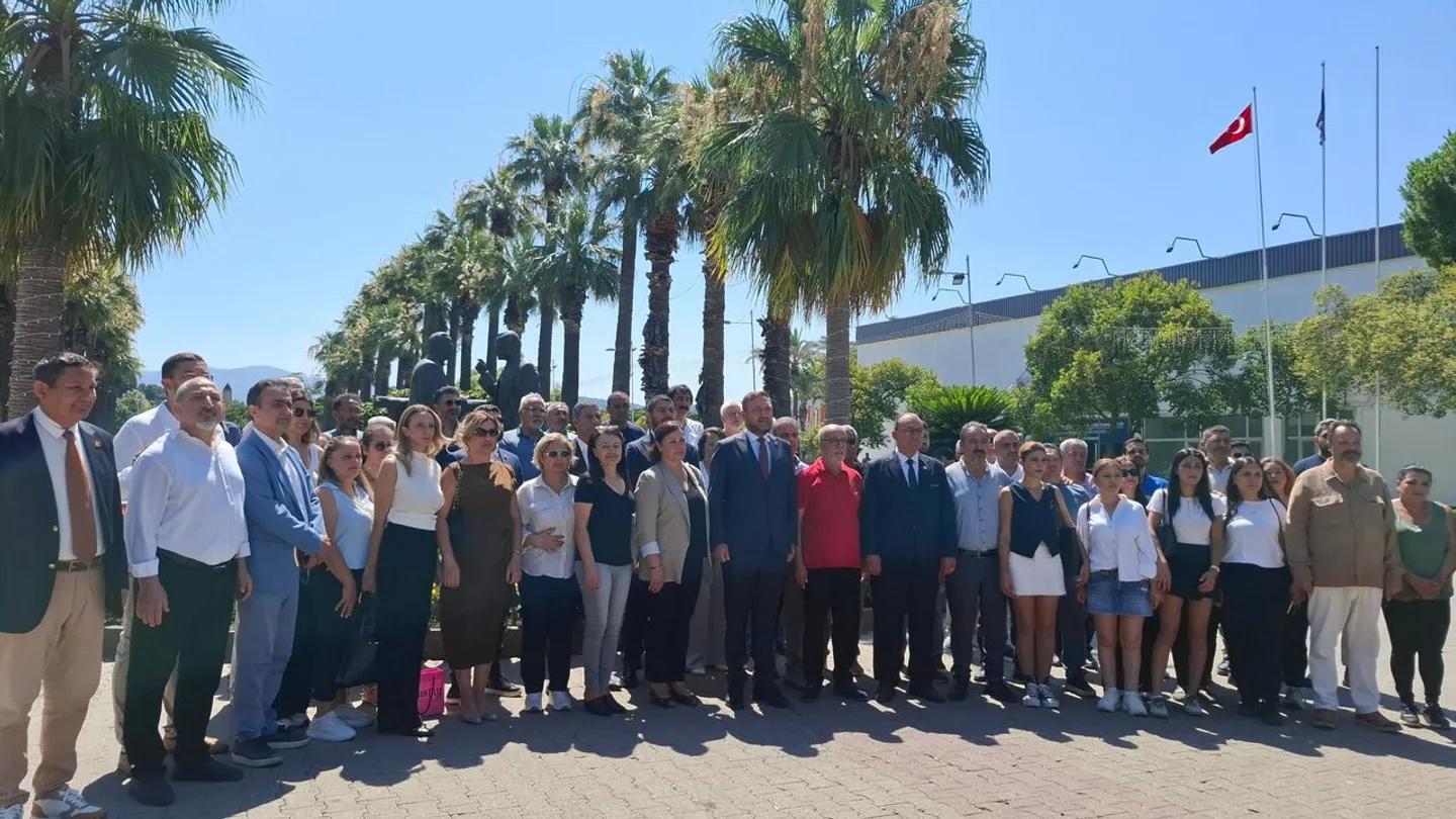 CHP İzmir İl Başkanı Gümrükçü’den Yeni Parti çıkışı: CHP’nin altını boşaltmalarına izin vermeyeceğiz