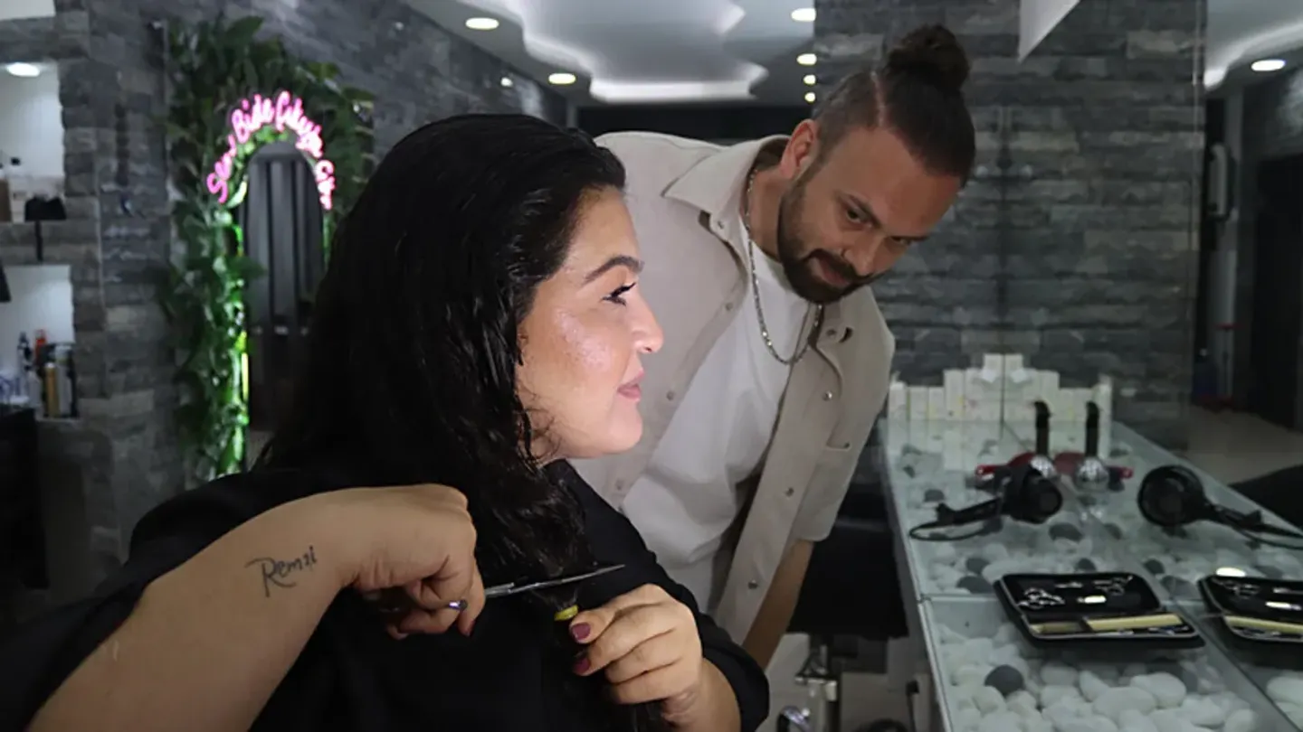İzmir'de yürekleri ısıtan bağış! Gözü gibi baktığı saçlarını...