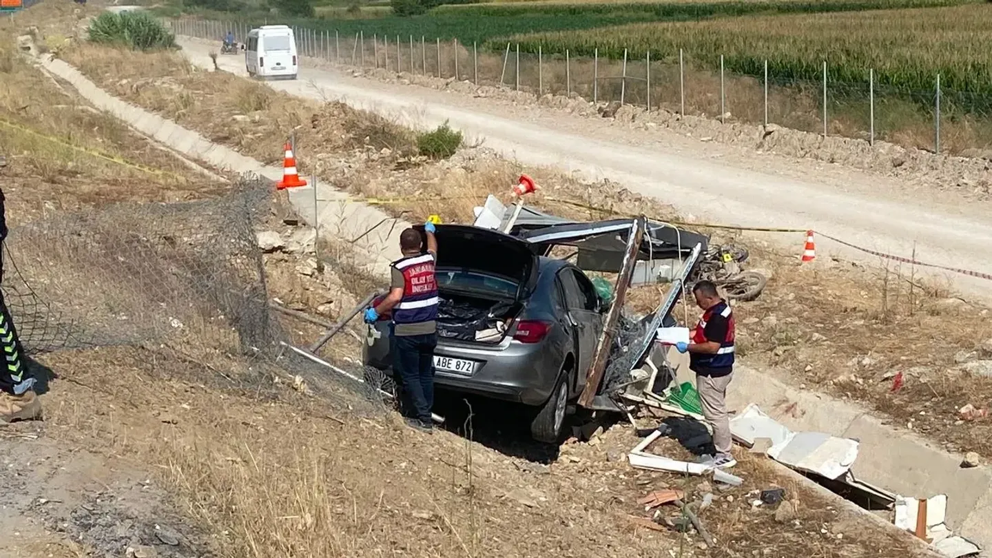 Otomobil bariyerleri aşıp kulübeye girdi: 1 ölü, 1 yaralı