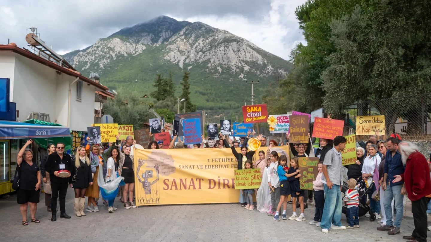 Fethiye Üzümlü’de ezber bozan festival: Sanat sokaklara taştı, köy halkı sahneye katıldı