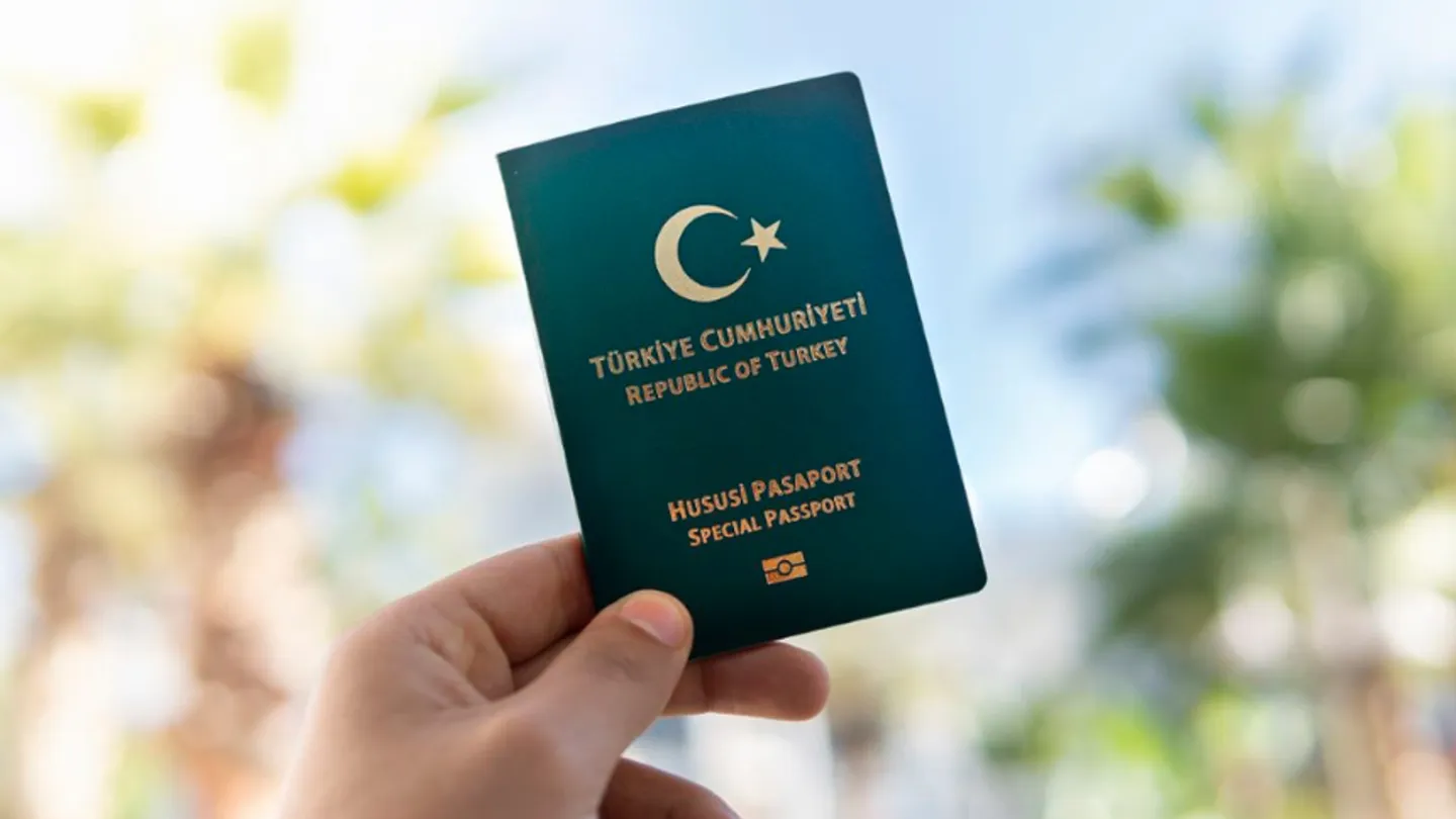 Yeşil Pasaportta Yeni Detay! Bakan Çiftçi Şartları Açıkladı