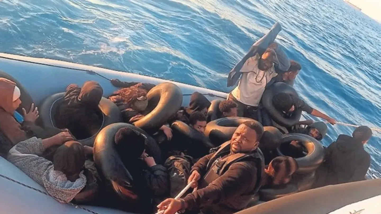 Karaburun açıklarında 21 göçmen kurtarıldı