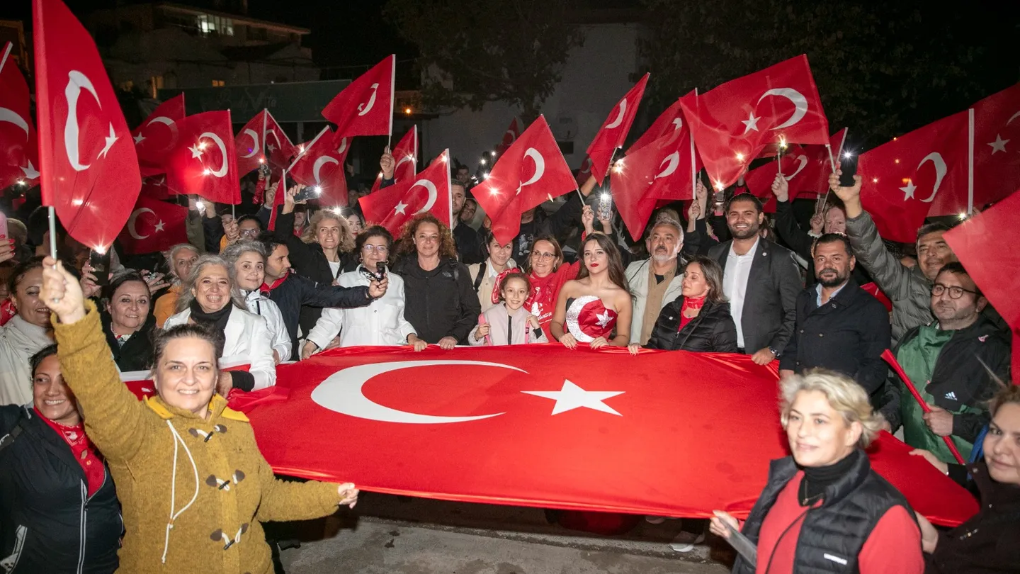 Güzelbahçe’de Cumhuriyet coşkusu zirveye çıktı! Kutlamalar İlker Özdemir konseriyle taçlandı