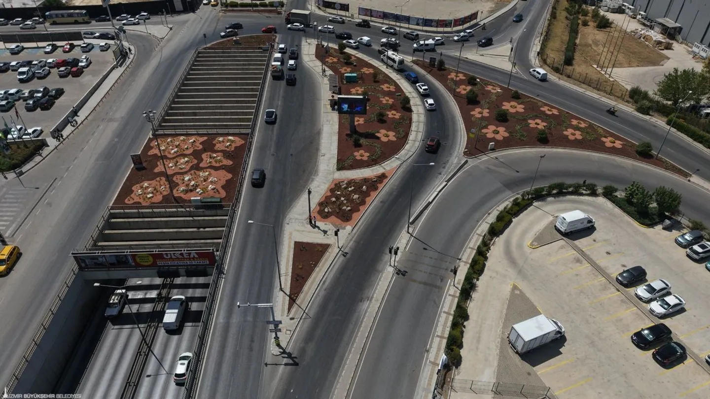 İzmir’de Kavşaklar Yeşilleniyor: ESBAŞ Kavşağına 4 Bin Bitkiyle Yeni Görünüm