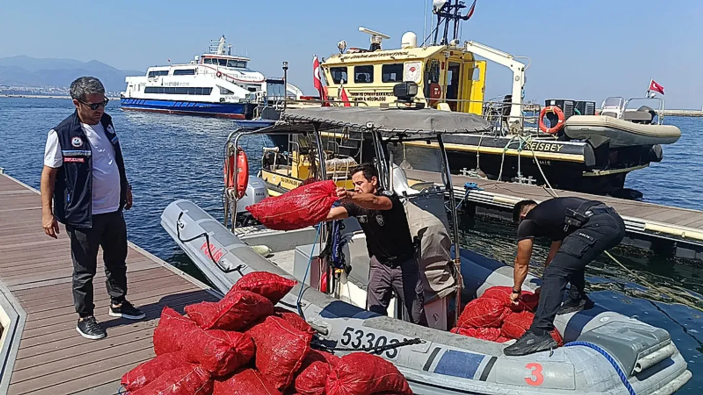 Tekneden 560 Kilo Kara Midye Çıktı! İzmir’de Kaçak Av Operasyonu