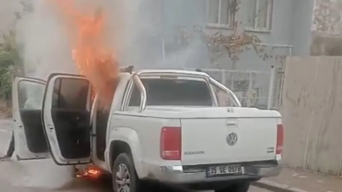 İzmir Buca’da korku dolu anlar! Alev alan kamyonet müdahale sırasında patladı