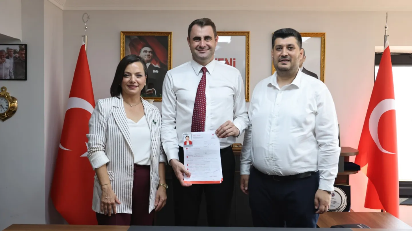 Karabağlar'da Siyasi Dengeler Değişti! Başkan Kınay ve 17 Meclis Üyesi YENİ Parti'ye Katıldı